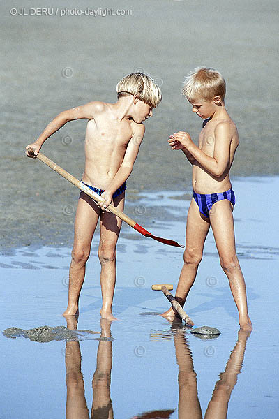 enfants sur la plage - children at the beach